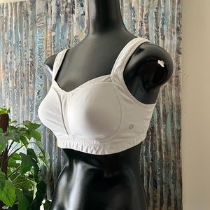 Lululemon sports bra size M